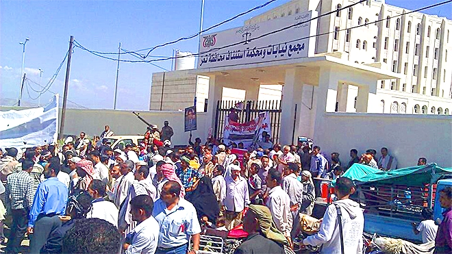 قضاة تعز يضربون إثر اعتداء عسكري على مجمع للمحاكم